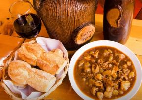 El Picante a la tacneña es uno de los platos embajadores de la región Tacna que es un importante destino culinario peruano. 