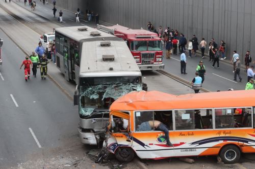 Choque de Metropolitano y bus en la avenida Alfonso Ugarte