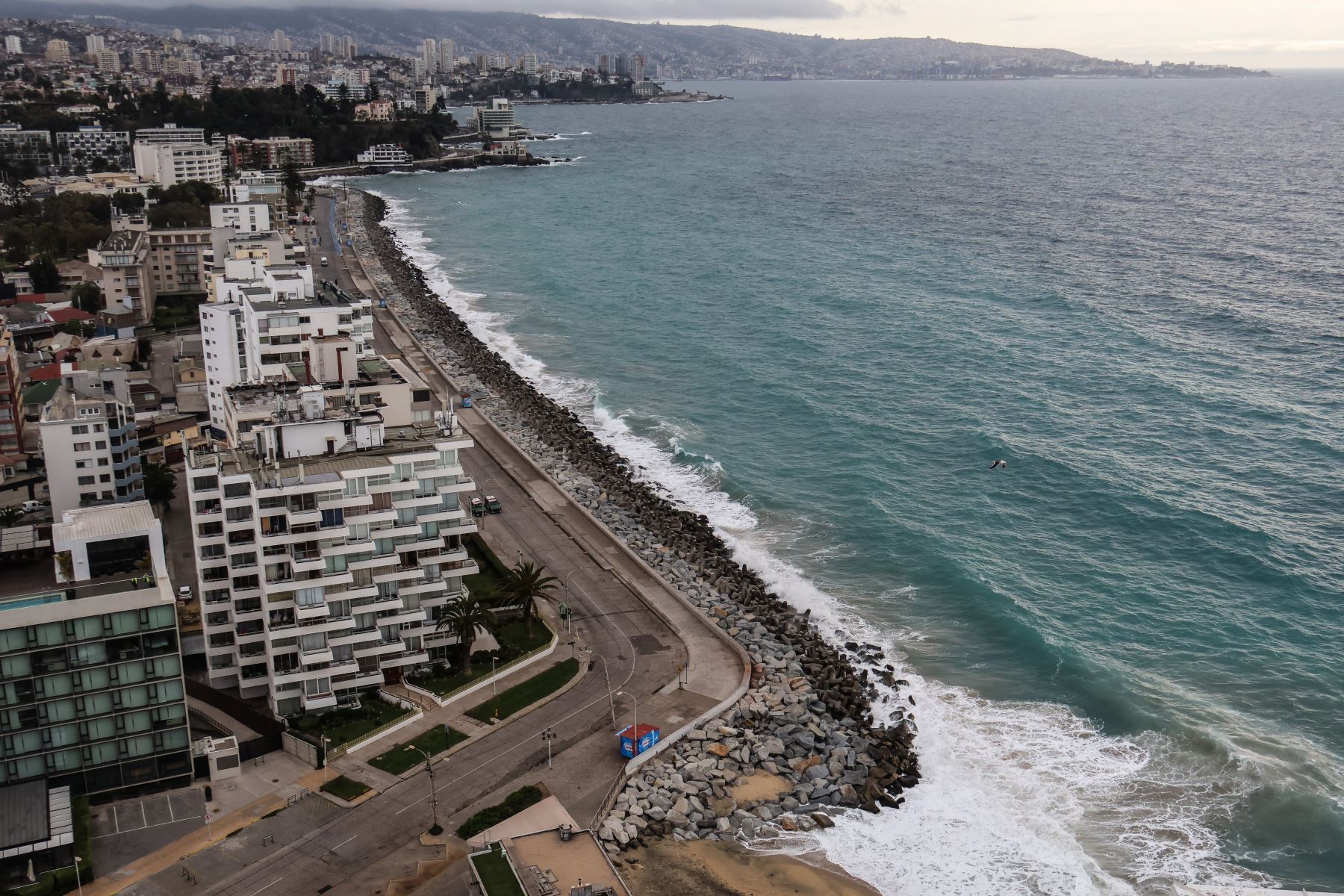 Vista del oleaje en Viña del Mar, Chile, el 30 de julio de 2025, tras el terremoto de Rusia que generó alerta de tsunami. Foto: AFP