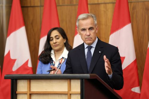 El primer ministro canadiense, Mark Carney habla durante una conferencia en el Teatro Nacional de Prensa en Ottawa. Foto: AFP.