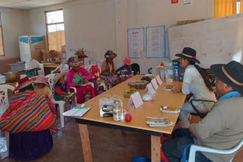 Se realizó una sesión demostrativa de diversos alimentos ricos en hierro, con el objetivo de que las mamitas repliquen estas acciones en sus hogares para proteger la salud de sus hijos.