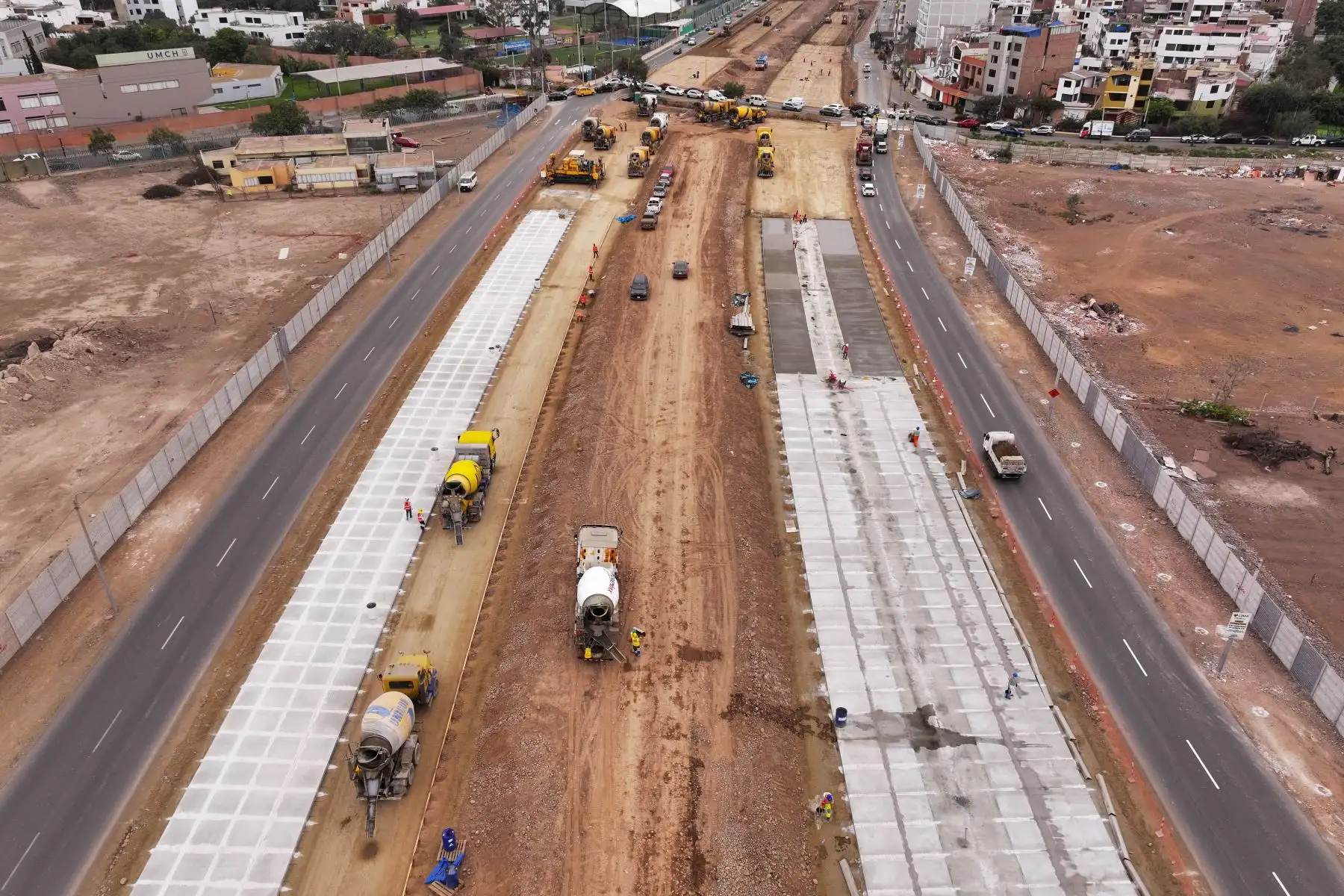 La Municipalidad de Lima presentó el primer tramo de la construcción del nuevo corredor vial de la vía Expresa sur, megaobra de 5 km que logrará la conexión de la vía Expresa hasta la Panamericana sur y además, por primera vez, interconectar con la estación Atocongo de la Línea 1 del Metro de Lima. Foto: ANDINA/Daniel Bracamonte