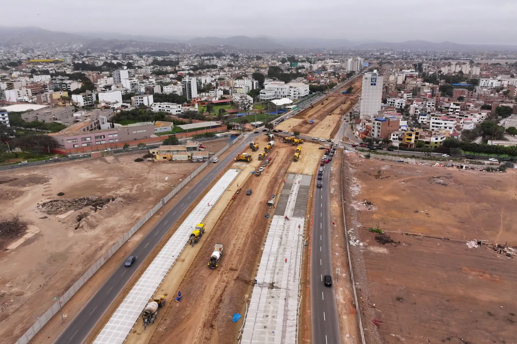 La Municipalidad de Lima presentó el primer tramo de la construcción del nuevo corredor vial de la vía Expresa sur, megaobra de 5 km que logrará la conexión de la vía Expresa hasta la Panamericana sur y además, por primera vez, interconectar con la estación Atocongo de la Línea 1 del Metro de Lima. Foto: ANDINA/Daniel Bracamonte