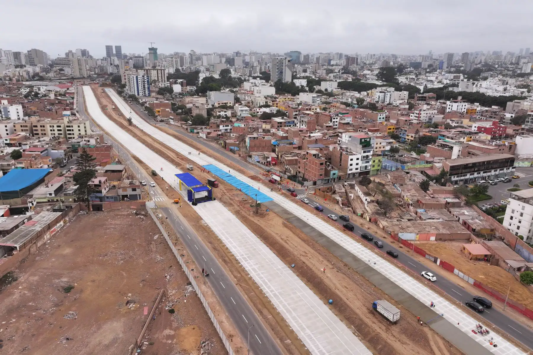 La Municipalidad de Lima presentó el primer tramo de la construcción del nuevo corredor vial de la vía Expresa sur, megaobra de 5 km que logrará la conexión de la vía Expresa hasta la Panamericana sur y además, por primera vez, interconectar con la estación Atocongo de la Línea 1 del Metro de Lima. Foto: ANDINA/Daniel Bracamonte