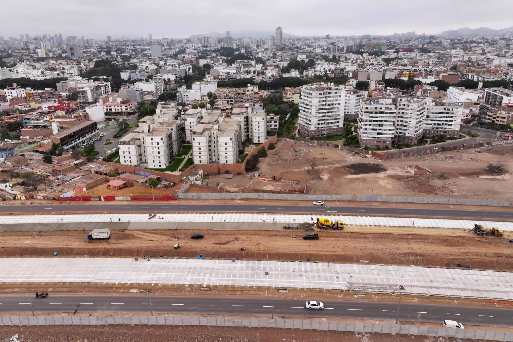 La Municipalidad de Lima presentó el primer tramo de la construcción del nuevo corredor vial de la vía Expresa sur, megaobra de 5 km que logrará la conexión de la vía Expresa hasta la Panamericana sur y además, por primera vez, interconectar con la estación Atocongo de la Línea 1 del Metro de Lima. Foto: ANDINA/Daniel Bracamonte