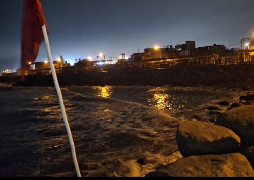 Oleaje anómalo afectó anoche varias calles en el balneario Acapulco del distrito de Moche, provincia de Trujillo. ANDINA/Difusión