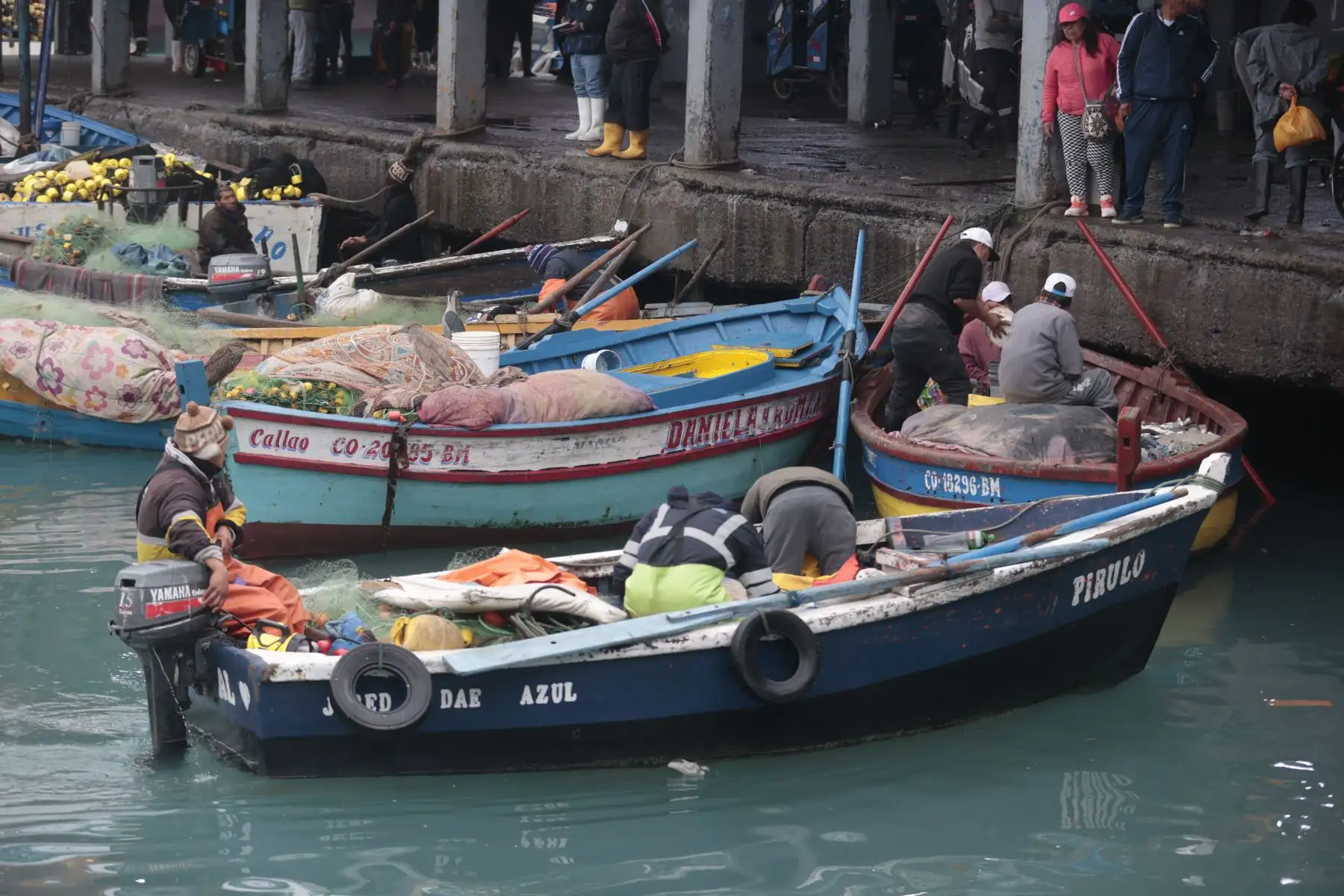 Así luce el muelle de pescadores del Callao, tras la cancelación de la alerta de tsunami en Perú. Foto: ANDINA/Vidal Tarqui