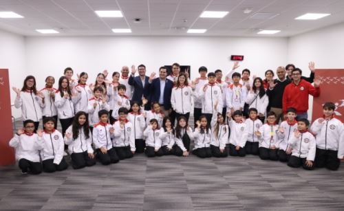 El presidente del Instituto Peruano del Deporte, Federico Tong, recibió a la selección peruana de esgrima