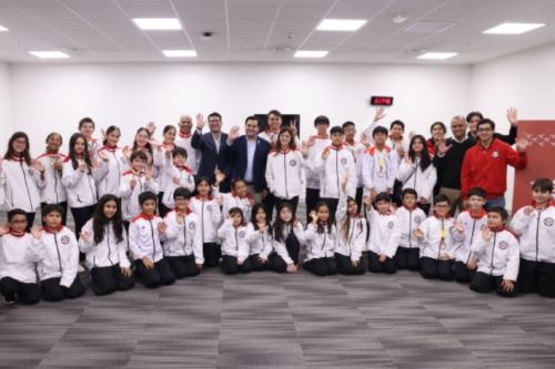 El presidente del Instituto Peruano del Deporte, Federico Tong, recibió a la selección peruana de esgrima