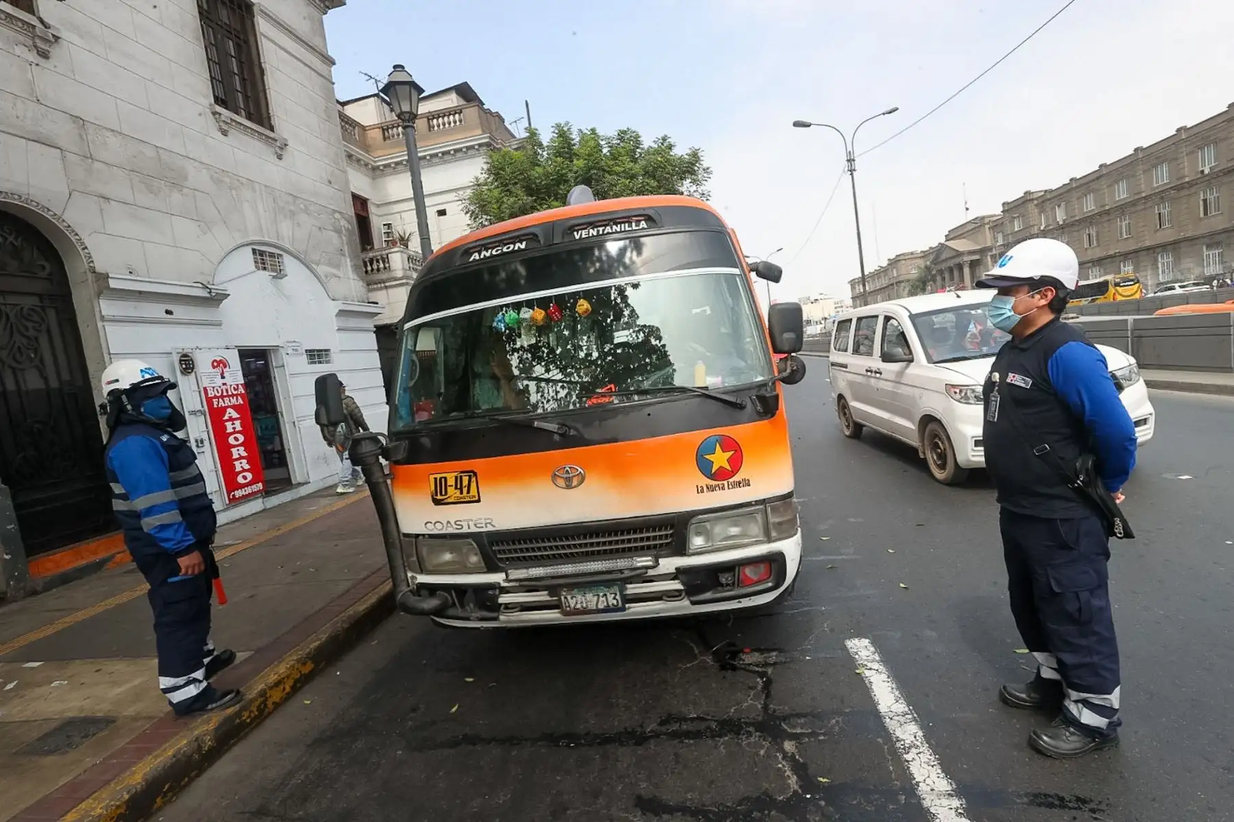 Operativo de la ATU y la Policía Nacional entre las cuadras 7 y 9 de la avenida Alfonso Ugarte a vehículos de transporte de servicio público.

Foto: ANDINA/Juan Carlos Guzmán Negrini