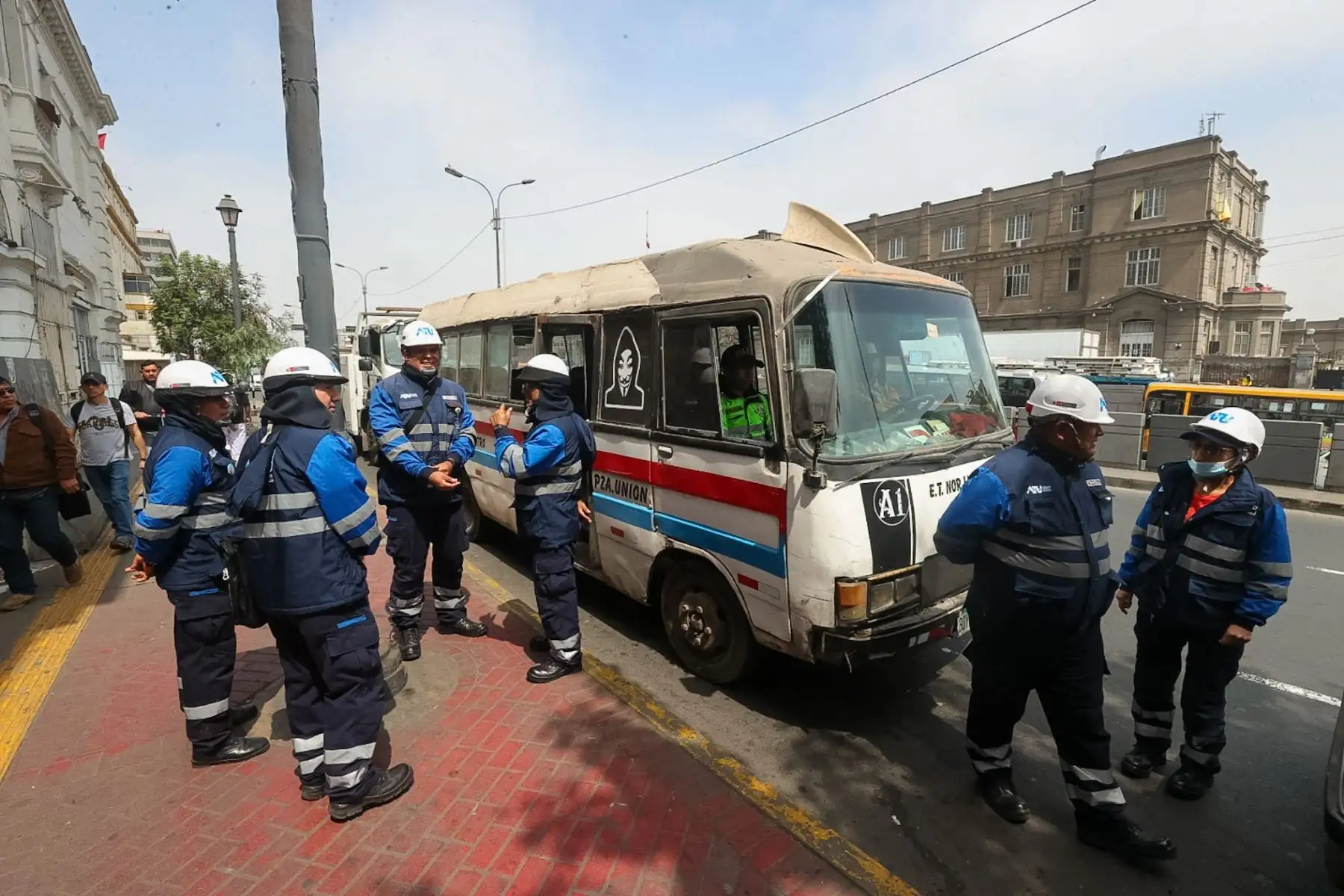 Operativo de la ATU y la Policía Nacional entre las cuadras 7 y 9 de la avenida Alfonso Ugarte a vehículos de transporte de servicio público.

Foto: ANDINA/Juan Carlos Guzmán Negrini