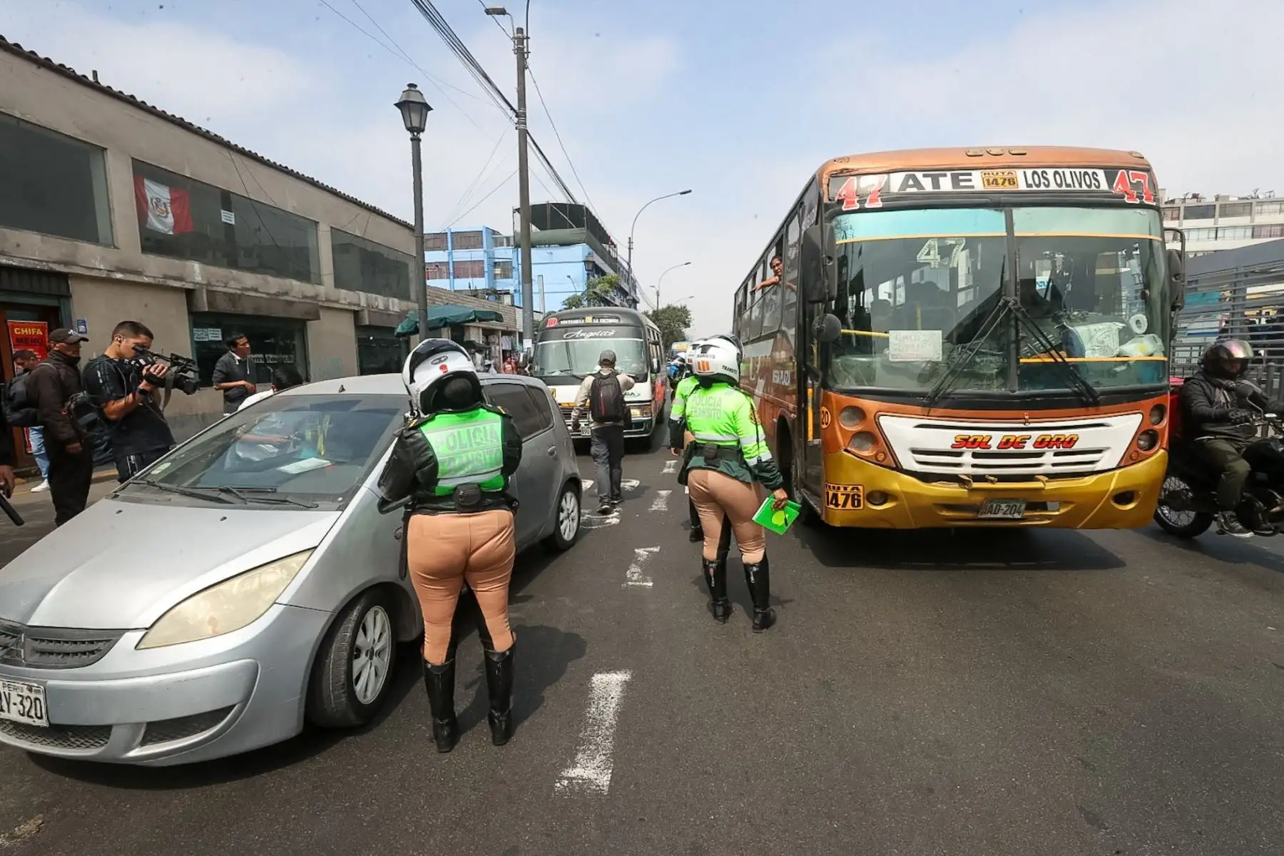 Operativo de la ATU y la Policía Nacional entre las cuadras 7 y 9 de la avenida Alfonso Ugarte a vehículos de transporte de servicio público.

Foto: ANDINA/Juan Carlos Guzmán Negrini