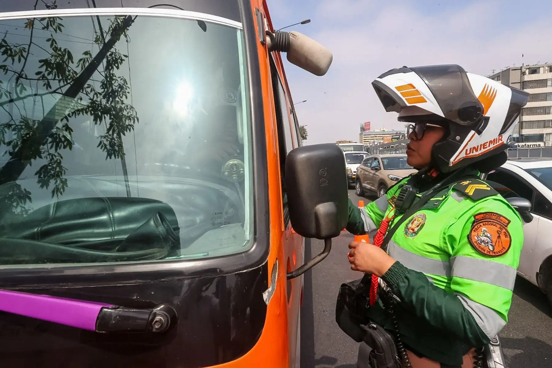 Operativo de la ATU y la Policía Nacional entre las cuadras 7 y 9 de la avenida Alfonso Ugarte a vehículos de transporte de servicio público.

Foto: ANDINA/Juan Carlos Guzmán Negrini