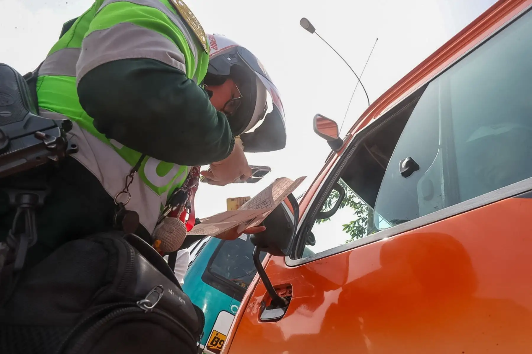 Operativo de la ATU y la Policía Nacional entre las cuadras 7 y 9 de la avenida Alfonso Ugarte a vehículos de transporte de servicio público.

Foto: ANDINA/Juan Carlos Guzmán Negrini