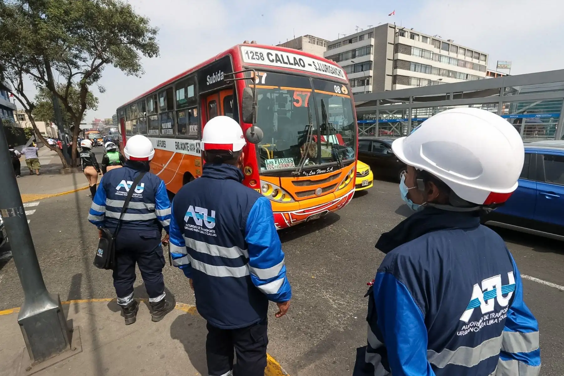 Operativo de la ATU y la Policía Nacional entre las cuadras 7 y 9 de la avenida Alfonso Ugarte a vehículos de transporte de servicio público.

Foto: ANDINA/Juan Carlos Guzmán Negrini