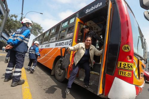 Operativo de la ATU y la Policía Nacional entre las cuadras 7 y 9 de la avenida Alfonso Ugarte a vehículos de transporte de servicio público