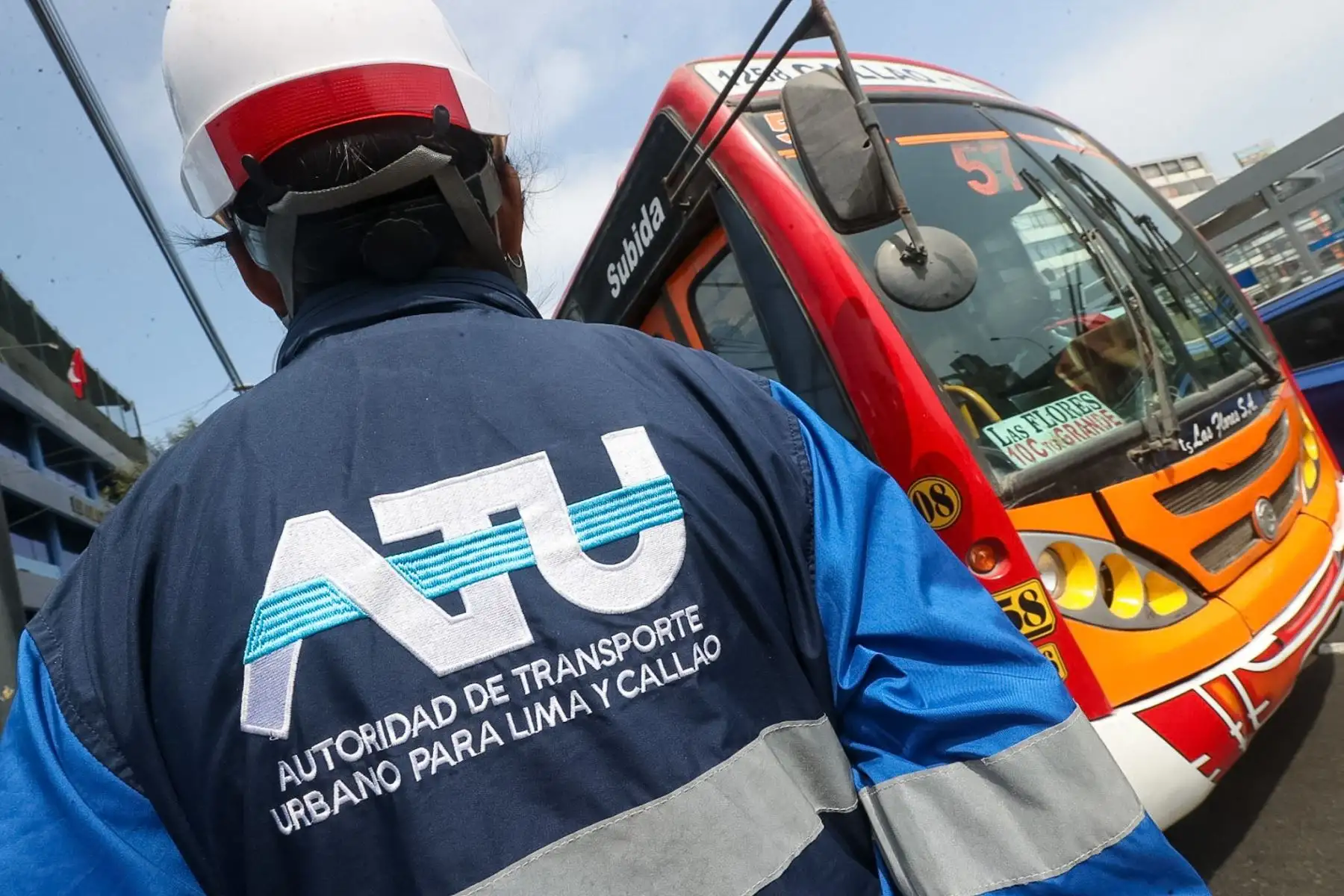 Operativo de la ATU y la Policía Nacional entre las cuadras 7 y 9 de la avenida Alfonso Ugarte a vehículos de transporte de servicio público.

Foto: ANDINA/Juan Carlos Guzmán Negrini