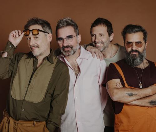 La reconocida banda española Love of Lesbian regresa a Perú para celebrar sus 25 años de trayectoria.