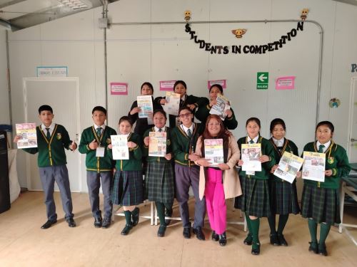 Con el asesoramiento de una profesora, los estudiantes del colegio Guamán Poma de Ayala de la provincia de Sucre impulsan un periódico mural. ANDINA/Difusión