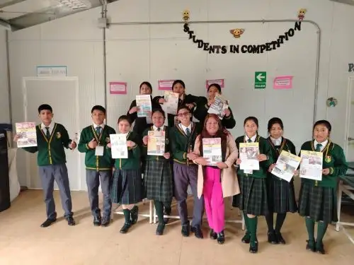 Con el asesoramiento de una profesora, los estudiantes del colegio Guamán Poma de Ayala de la provincia de Sucre impulsan un periódico mural. ANDINA/Difusión