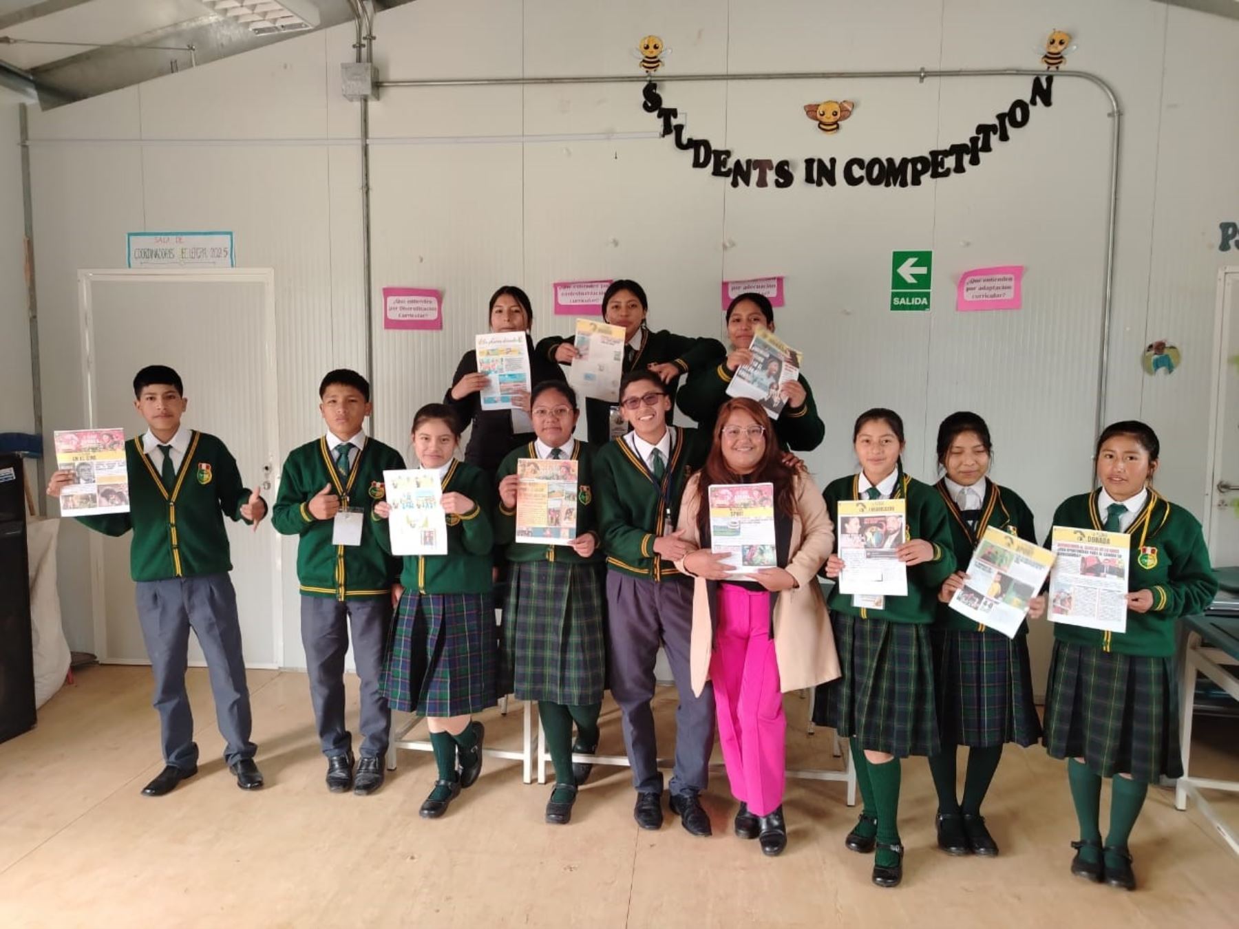 Con el asesoramiento de una profesora, los estudiantes del colegio Guamán Poma de Ayala de la provincia de Sucre impulsan un periódico mural. ANDINA/Difusión
