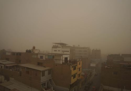 El cielo de la ciudad de Ica se encuentra totalmente cubierto por la tormenta de arena que se registra esta tarde en dicha región a causa de los vientos paracas de más de 40 kilómetros por hora. Foto: Genry Bautista