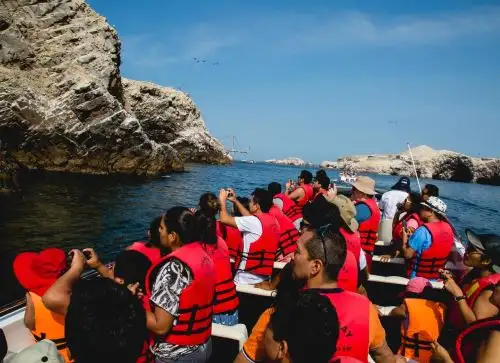 La Capitanía de Puerto de Pisco dispuso la suspensión de visitas a las Islas Ballestas por los oleajes anómalos que se presentan en el litoral de Paracas. ANDINA/Difusión