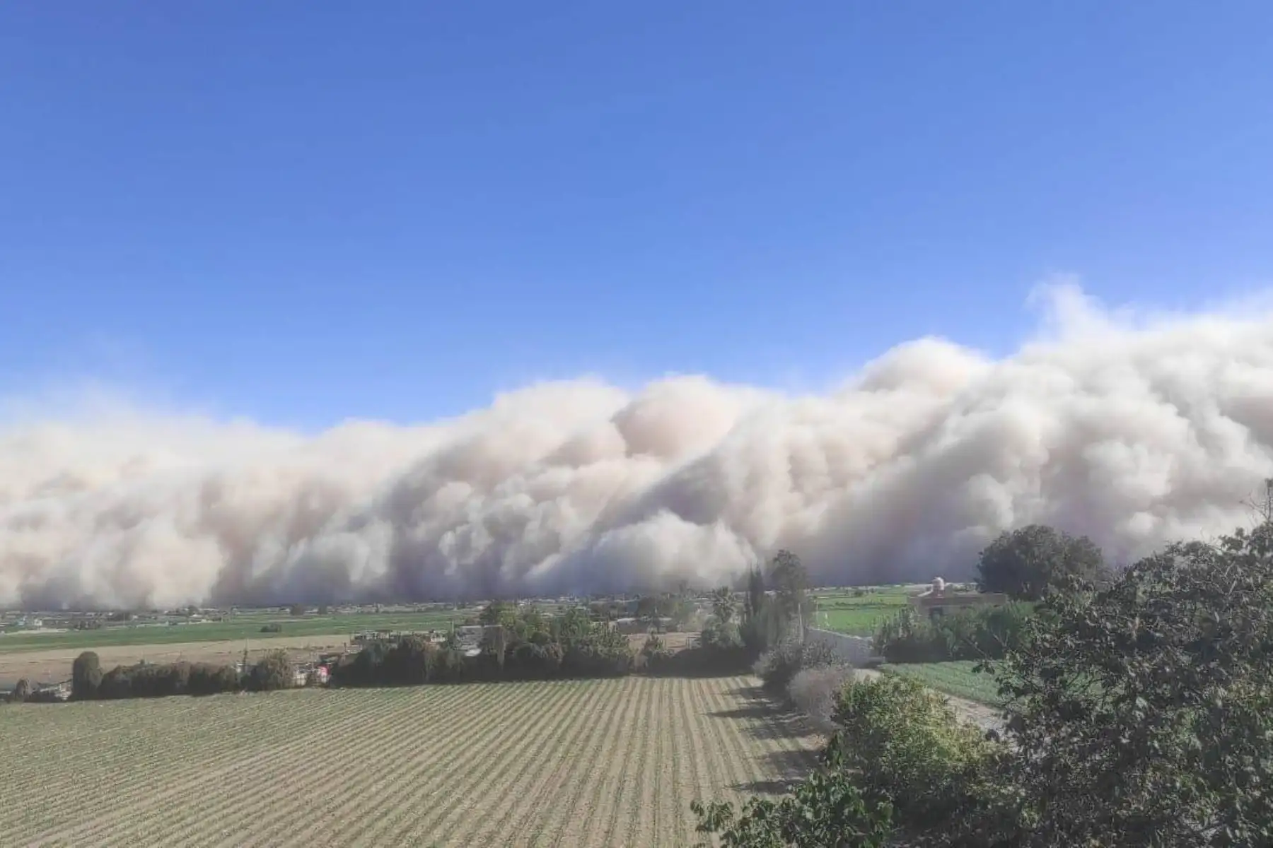 El Gobierno Regional de Arequipa, a través del Centro de Operaciones de Emergencia Regional (COER), informa a la ciudadanía sobre el registro de vientos con levantamiento de polvo en diversos distritos de la región.