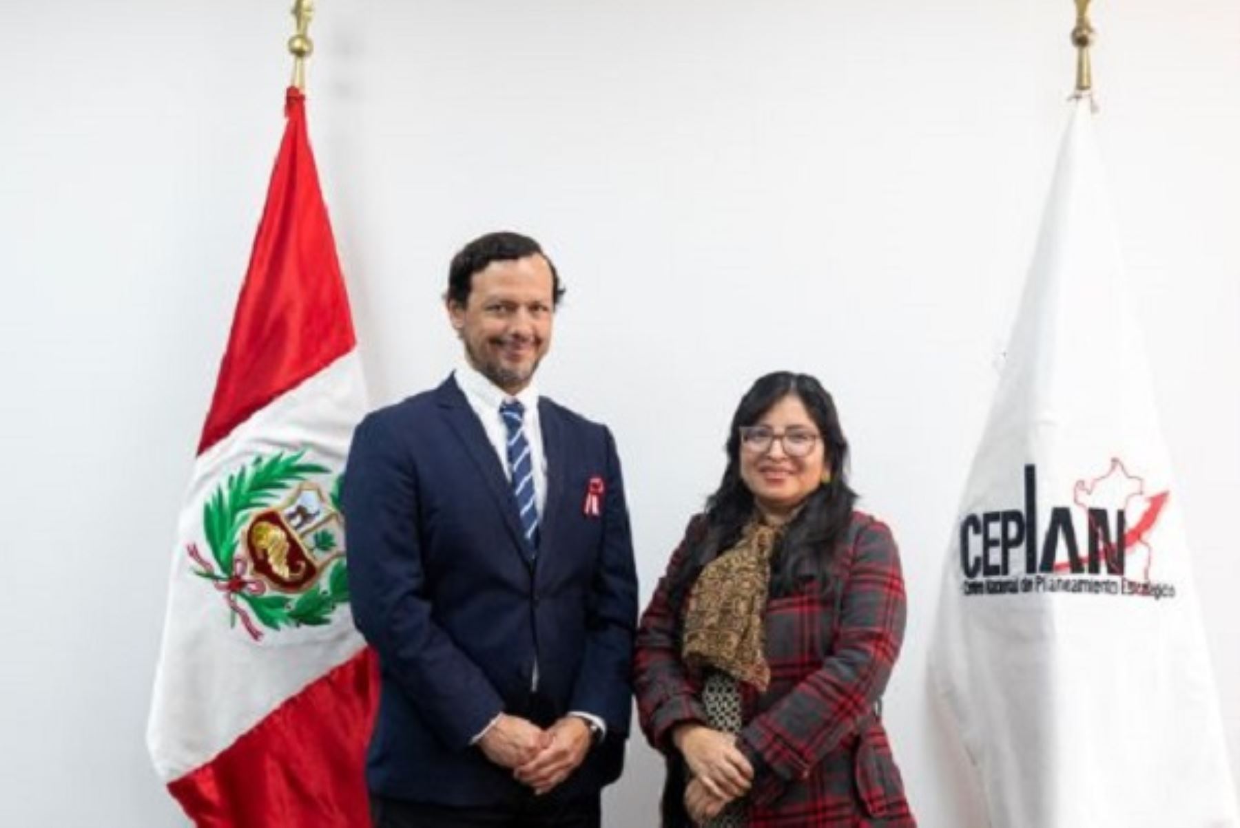 Giofianni Peirano presenta a Yiem Ataucusi Ataucusi como la nueva directora Nacional de Prospectiva y Estudios Estratégicos del Ceplan. Foto: Cortesía.