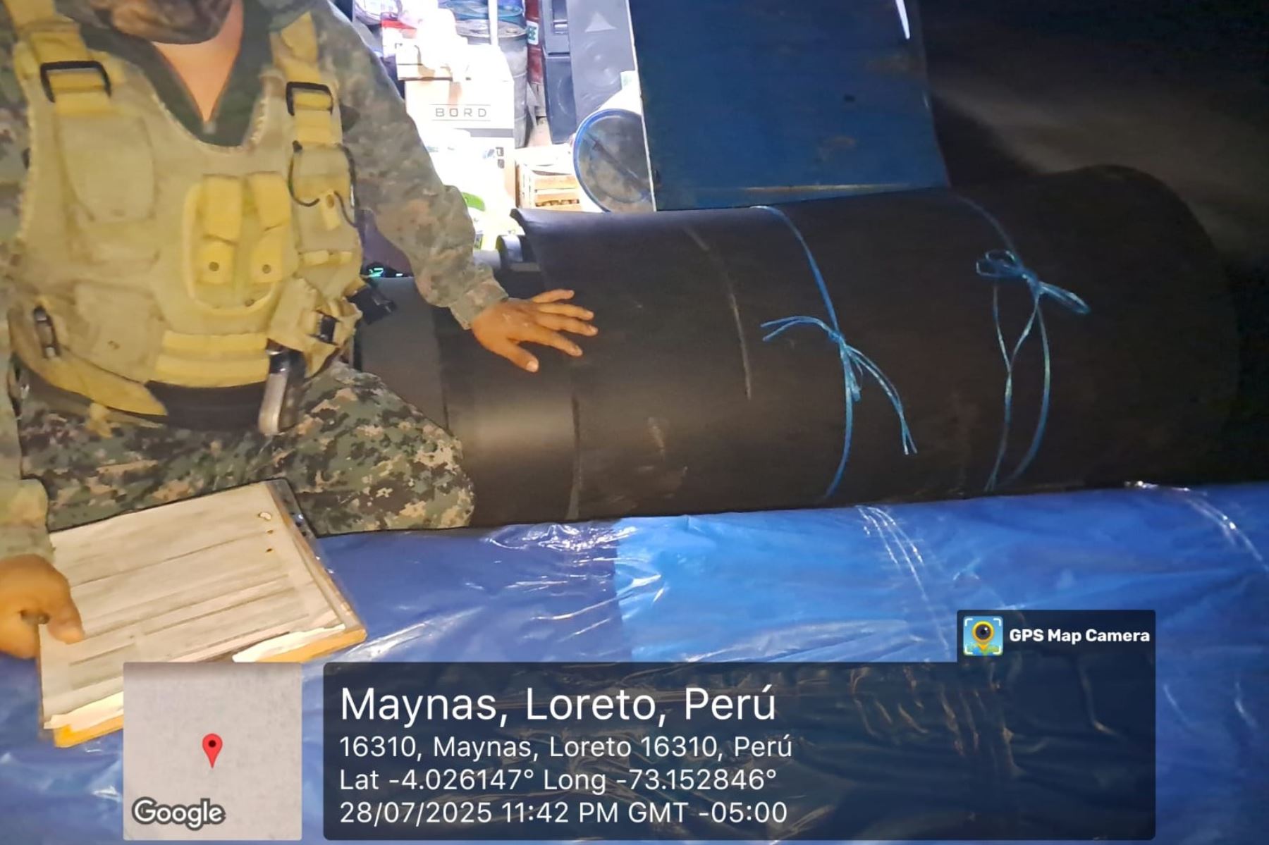 Durante el registro, los militares hallaron alfombras, tapetes, neopreno e insumos comúnmente empleados en la minería ilegal. Foto: MGP