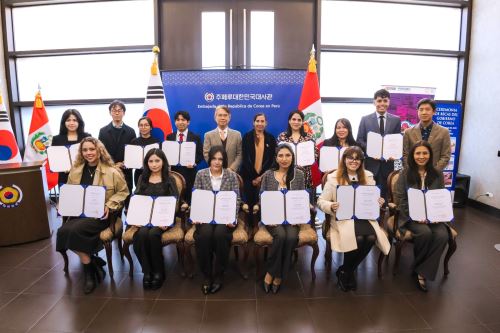 Ceremonia de entrega de becas por parte de la Embajada de la República de Corea en el Perú. Foto: ANDINA/Difusión