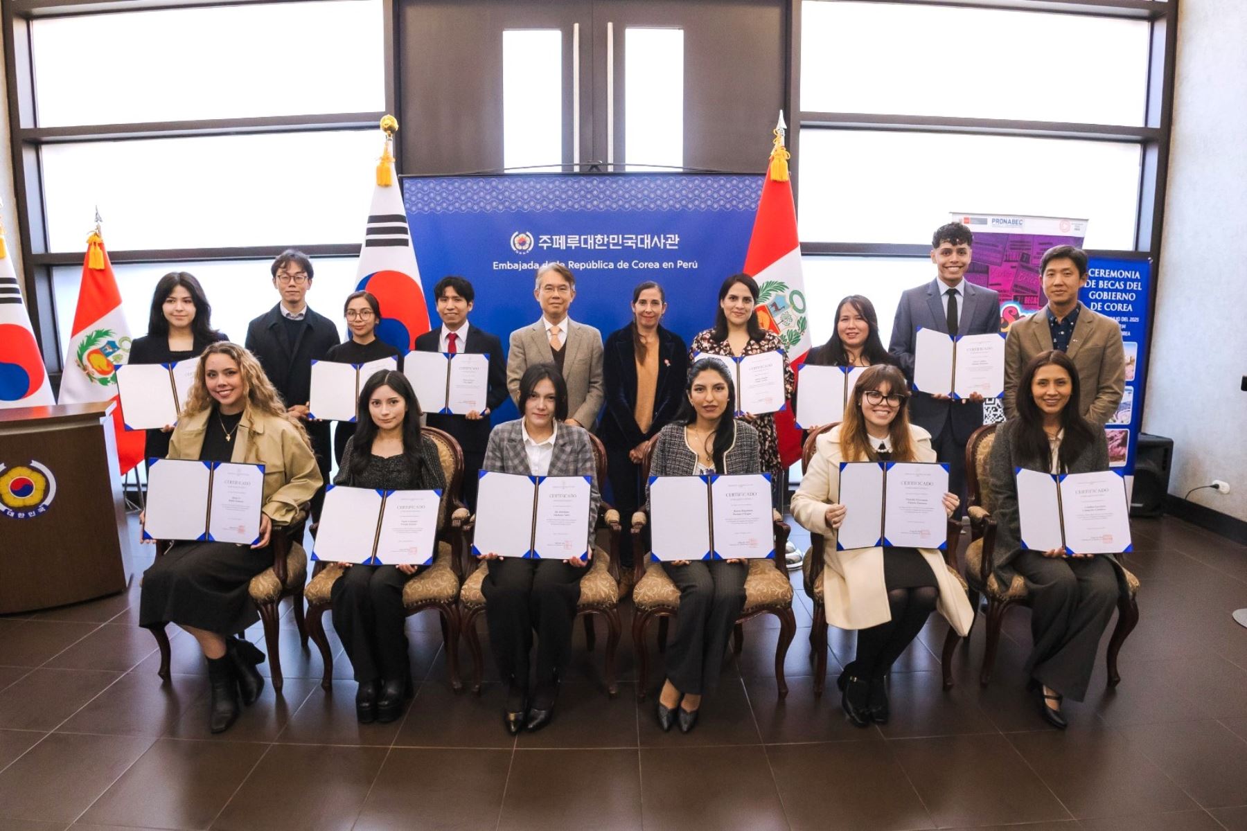 Ceremonia de entrega de becas por parte de la Embajada de la República de Corea en el Perú. Foto: ANDINA/Difusión