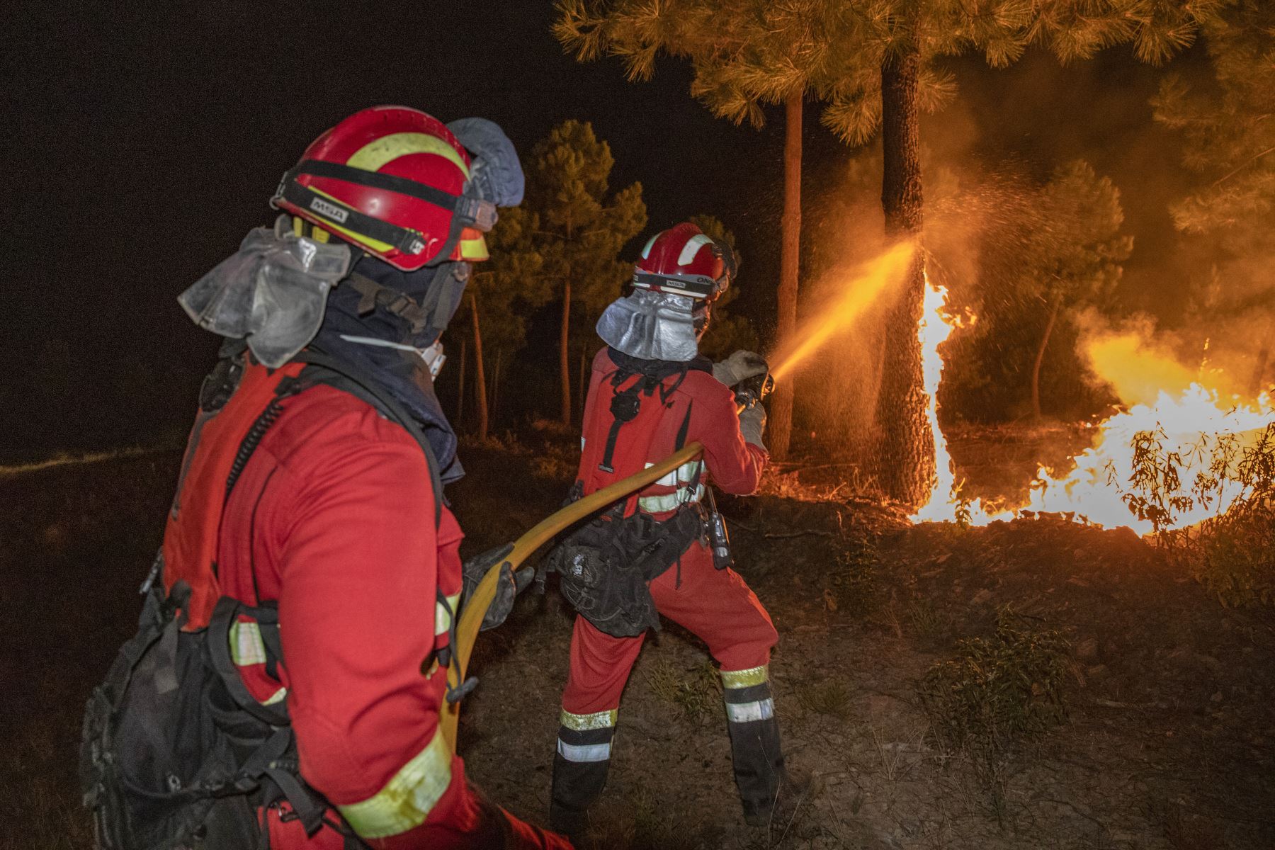 Los bomberos combaten un incendio forestal por tierra y aire en las provincias españolas de Ávila y Extremadura.  AFP