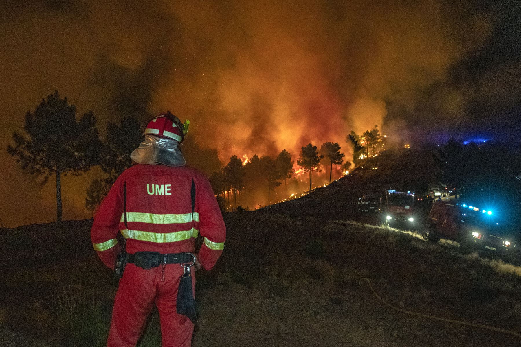 Imagen de bomberos combatiendo un incendio forestal cerca de Caminomorisco, Extremadura, oeste de España. Bomberos combaten un incendio forestal por tierra y aire en la provincia de Ávila y en Extremadura. AFP
