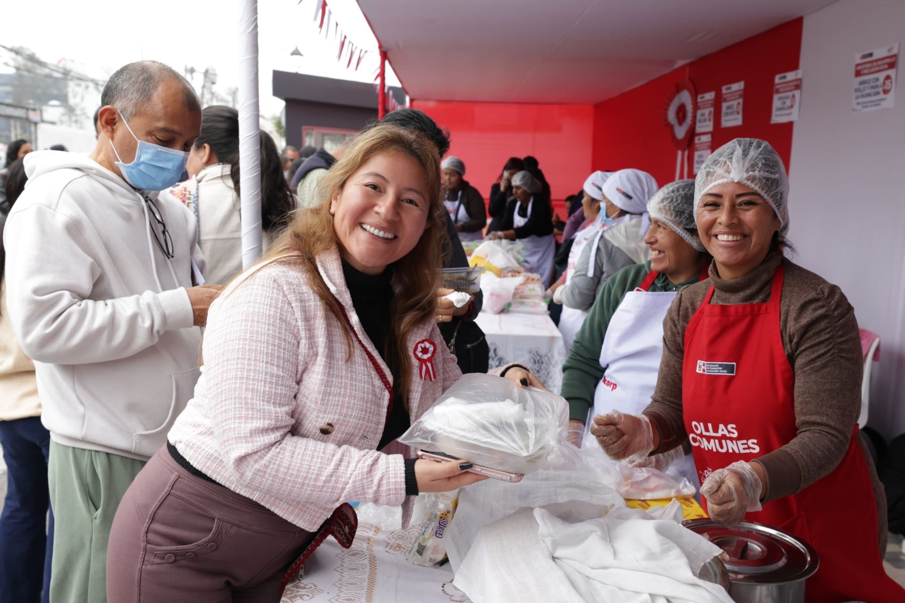 Además del beneficio económico, la feria ofreció un espacio solidario: los comensales que donaron frazadas, colchas o implementos de abrigo recibieron descuentos, contribuyendo así a mejorar las condiciones de vida de familias vulnerables afectadas por el frío en zonas altas de la capital. Foto: ANDINA/Difusión MIDIS