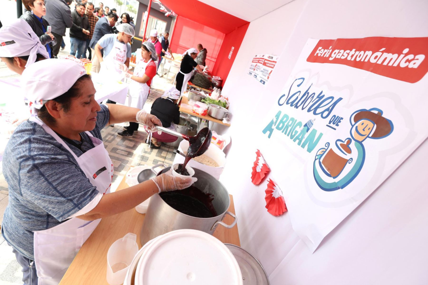 Cientos de vecinos, trabajadores y visitantes de San Isidro disfrutaron en la esquina de la inclusión generosos y sabrosos platillos, preparados por cocineras de distritos como San Juan de Lurigancho, Lurigancho-Chosica, Ancón, Lima Cercado, Comas, Lurín, Villa María del Triunfo, Independencia, Carabayllo, Pachacamac y Huarochirí. Foto: ANDINA/Difusión MIDIS