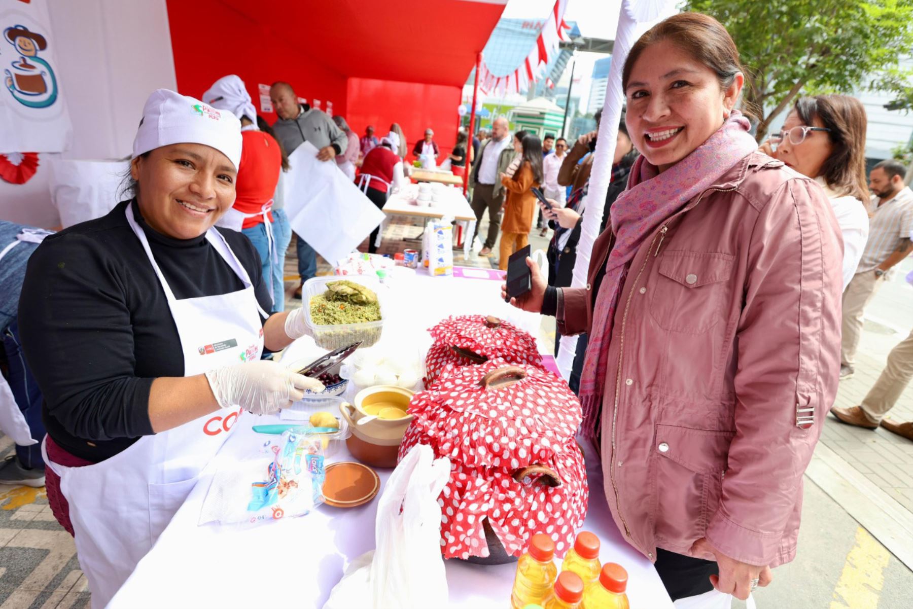 La feria “Sabores que Abrigan” cerró con un balance muy positivo: se vendieron más de 1800 platos y 450 postres, generando ingresos por encima de los S/15,000, lo que representa una importante fuente de ingreso para las socias participantes y un ejemplo de empoderamiento económico local. Foto: ANDINA/Difusión MIDIS