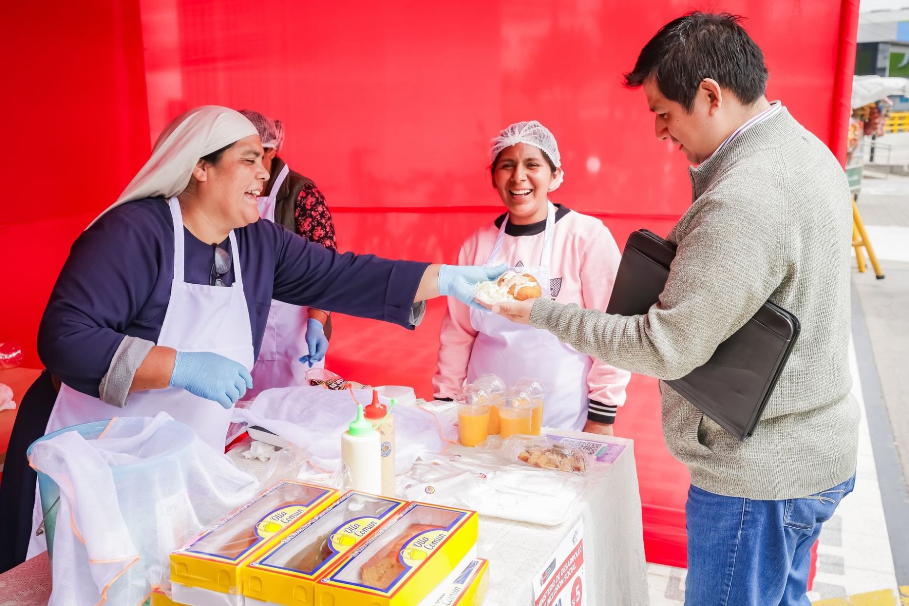 Socias de ollas comunes y comedores populares generan ingresos ofreciendo potajes peruanos en la esquina de la inclusión. Foto: ANDINA/Difusión MIDIS