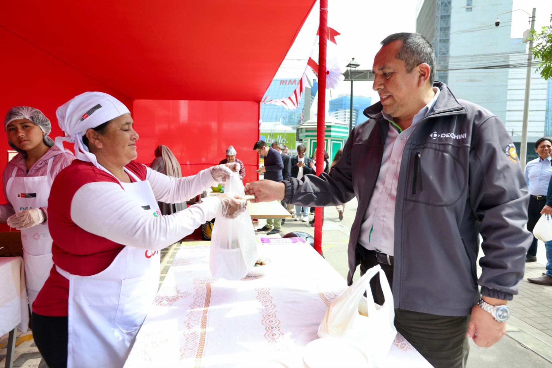 La feria “Sabores que Abrigan” se enmarca en la campaña “Operación Abrigo”, recientemente lanzada por la ministra de Desarrollo e Inclusión Social, Leslie Urteaga, en Villa María del Triunfo. Foto: ANDINA/Difusión MIDIS