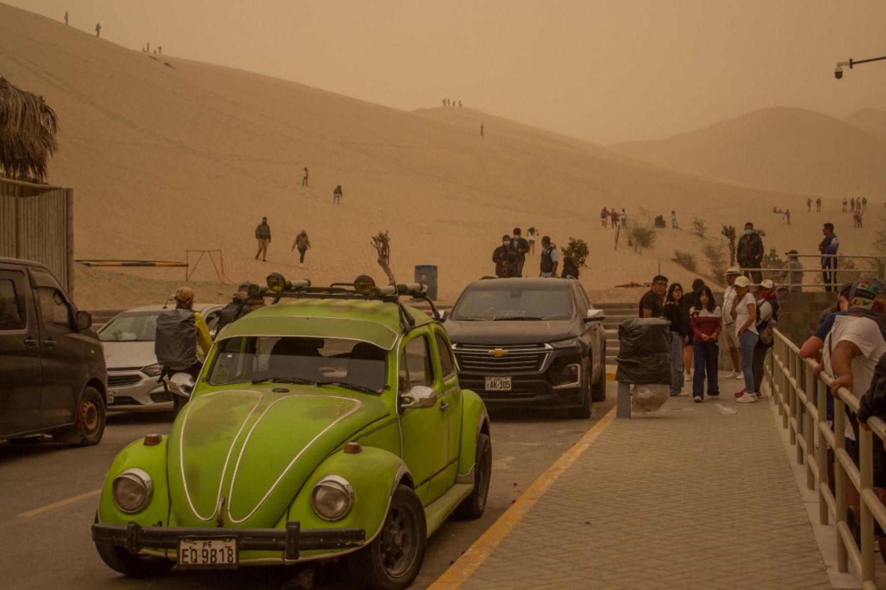Vista general de una calle mientras el polvo cubre el cielo durante una tormenta de arena en Ica. Foto: AFP
