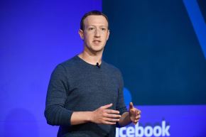 En 2018, el CEO de Meta, Mark Zuckerberg, participa en una una conferencia de prensa en París. Foto: AFP