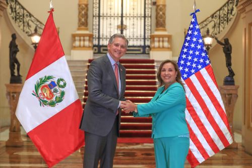 La presidenta Dina Boluarte recibió a los congresistas del Comité de Servicios Financieros del Congreso de EE. UU.