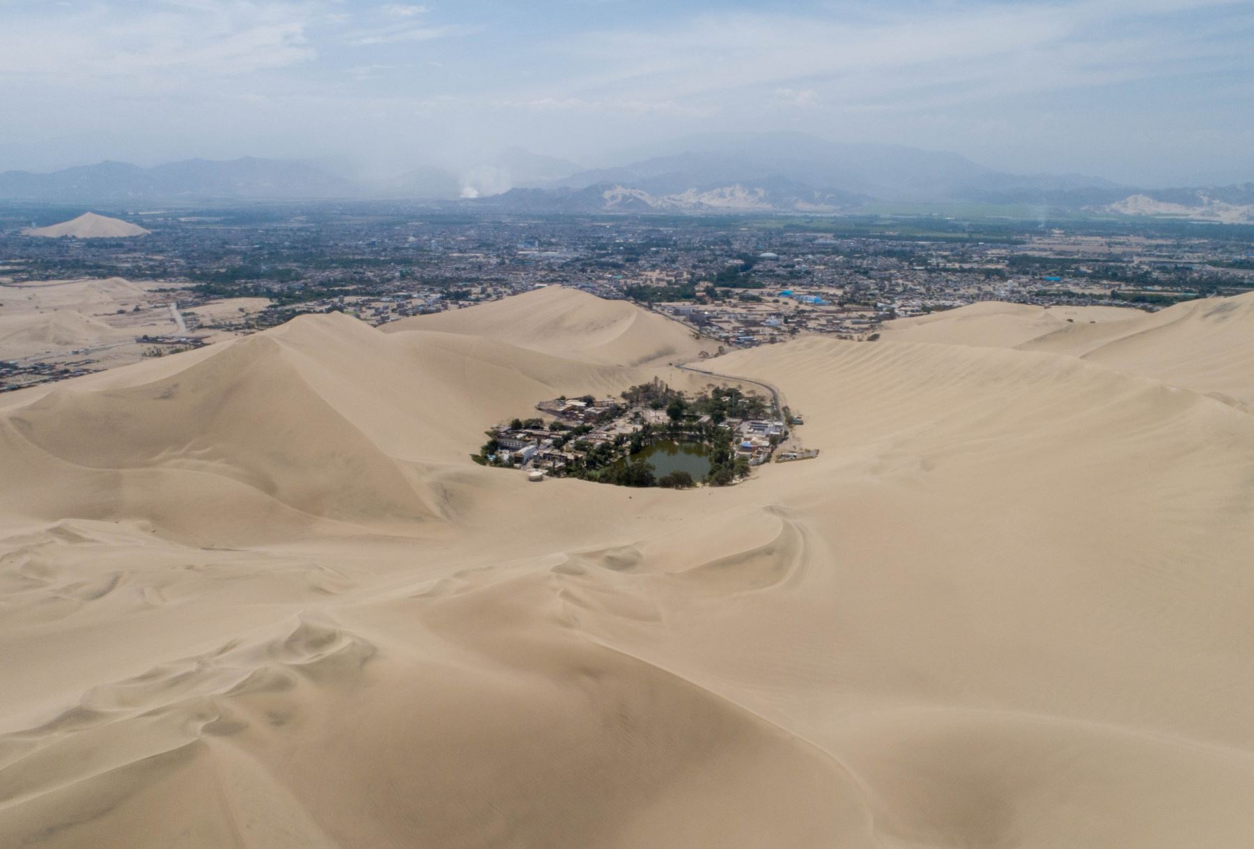 Así luce el oasis de Huacachina luego que las autoridades de Ica dispusieran el cierre temporal del área de conservación regional para la práctica de deportes de aventura ante el pronóstico de vientos fuertes que se presentarán desde hoy viernes 1 hasta el domingo 3 de agosto. Foto: Genry Bautista