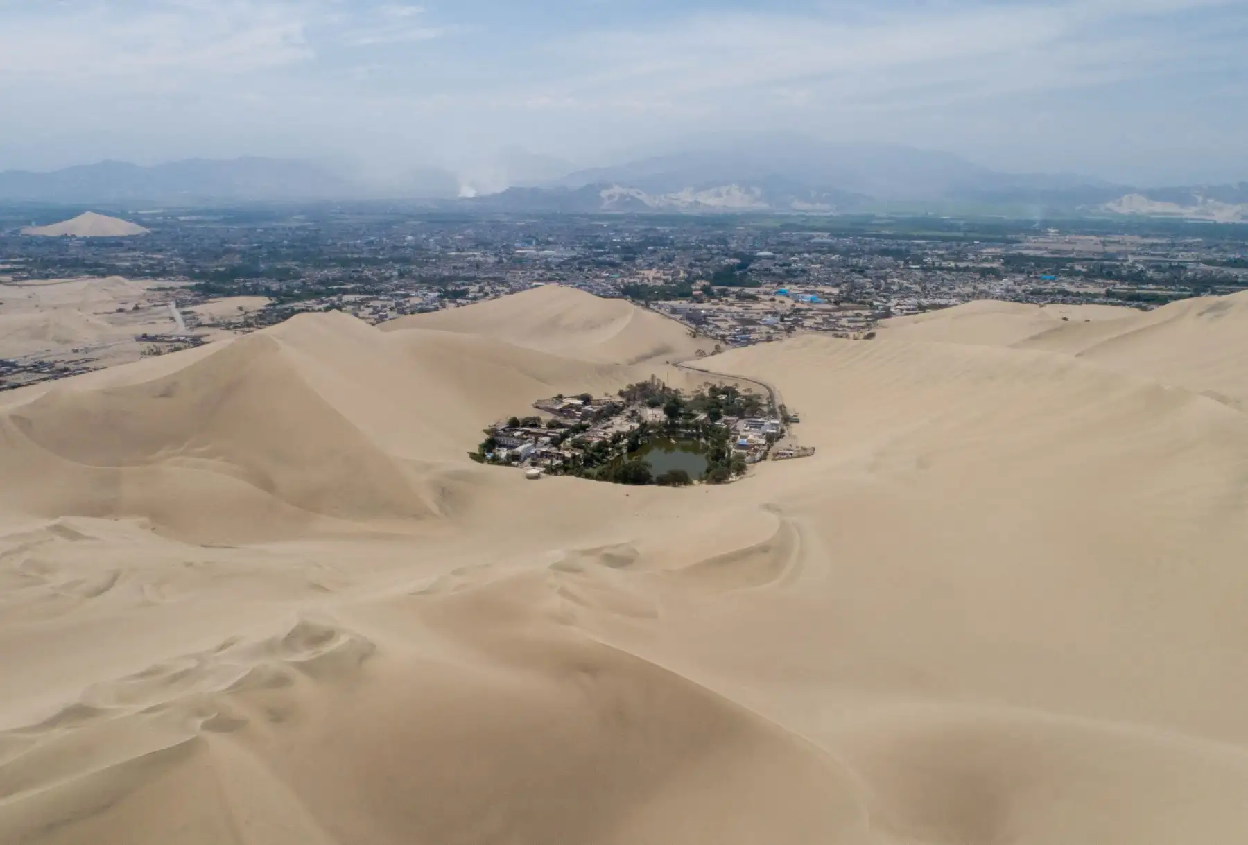 Así luce el oasis de Huacachina luego que las autoridades de Ica dispusieran el cierre temporal del área de conservación regional para la práctica de deportes de aventura ante el pronóstico de vientos fuertes que se presentarán desde hoy viernes 1 hasta el domingo 3 de agosto. Foto: Genry Bautista