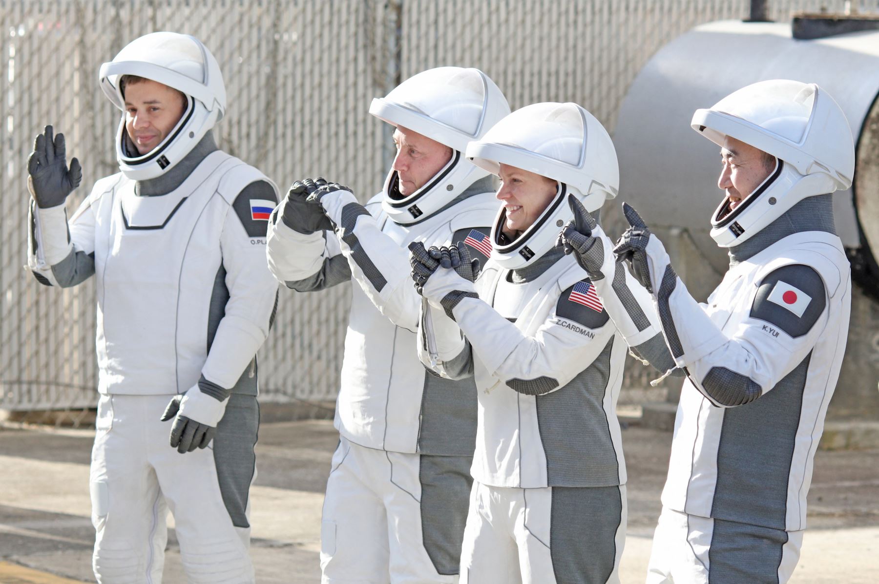 Los astronautas de la misión Crew-11 hacen un gesto al salir del Edificio de Operaciones y Verificación Neil A. Armstrong rumbo al lanzamiento del complejo LC-39A en el Centro Espacial Kennedy en Cabo Cañaveral, Florida.  El cosmonauta de Roscosmos Oleg Platonov, el astronauta de la NASA Mike Fincke, la astronauta de la NASA y comandante de la misión Zena Cardman y la astronauta de la JAXA Kimiya Yui. Foto: AFP