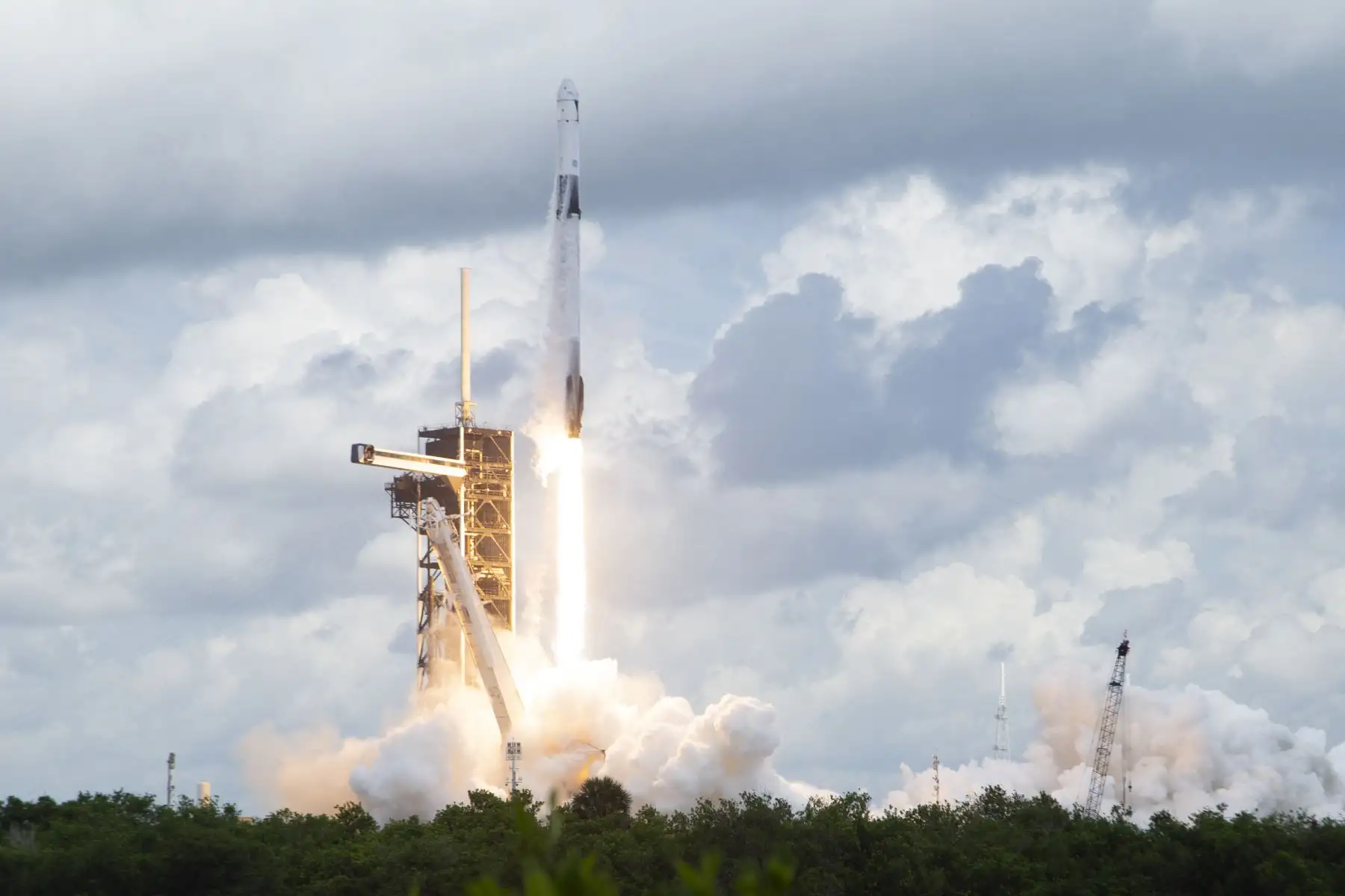 La tripulación residirá y trabajará a bordo de la Estación Espacial Internacional durante al menos seis meses. AFP