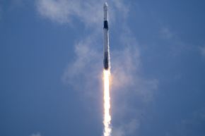 La NASA y SpaceX lanzaron una tripulación de cuatro miembros a la Estación Espacial Internacional (ISS) el viernes para la última expedición de investigación al laboratorio en órbita. Foto: AFP