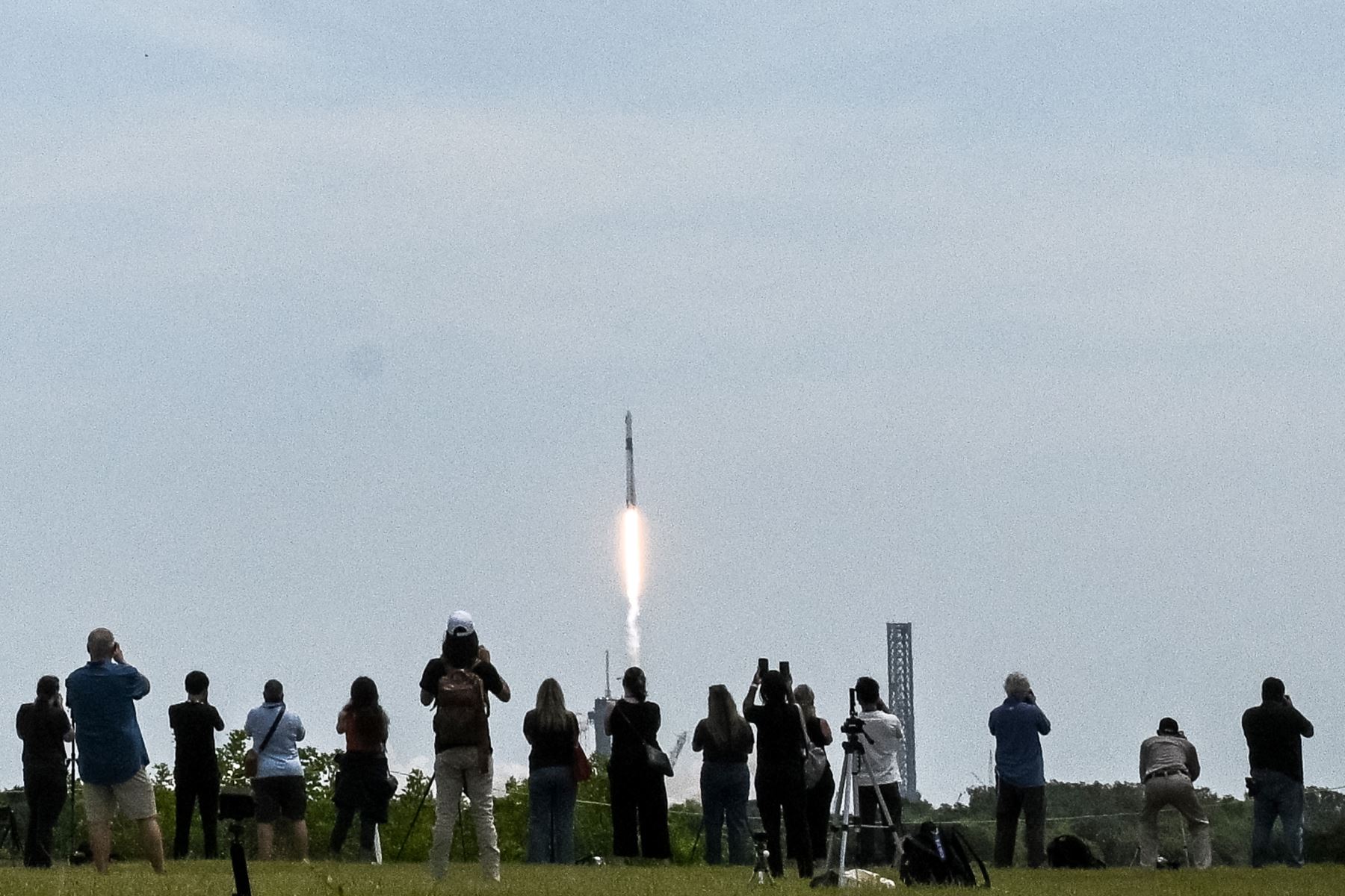 La NASA y SpaceX enviaron una tripulación de cuatro miembros a la Estación Espacial Internacional (EEI) el viernes para la última expedición de investigación al laboratorio orbital. AFP