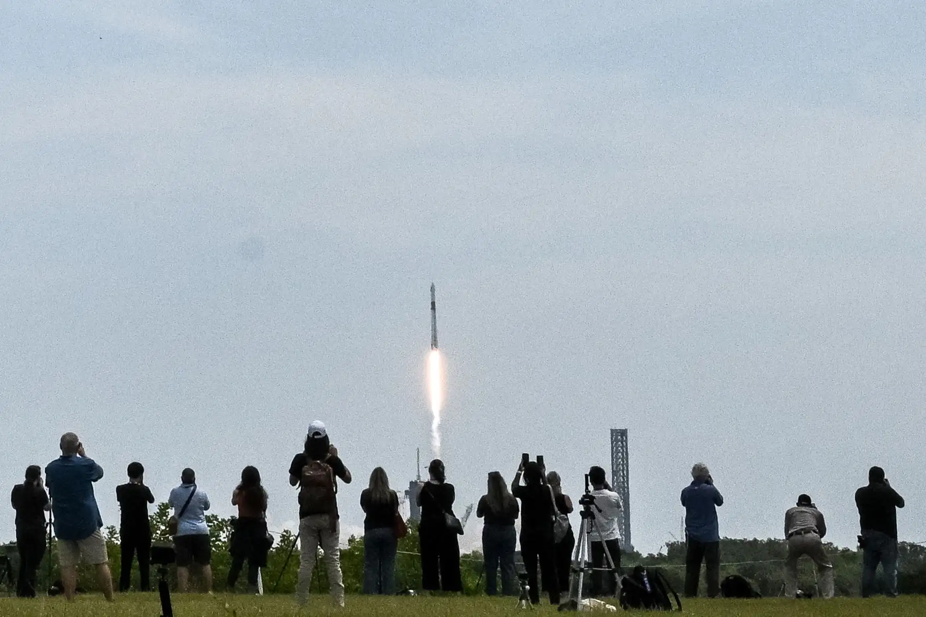 La NASA y SpaceX enviaron una tripulación de cuatro miembros a la Estación Espacial Internacional (EEI) el viernes para la última expedición de investigación al laboratorio orbital. AFP