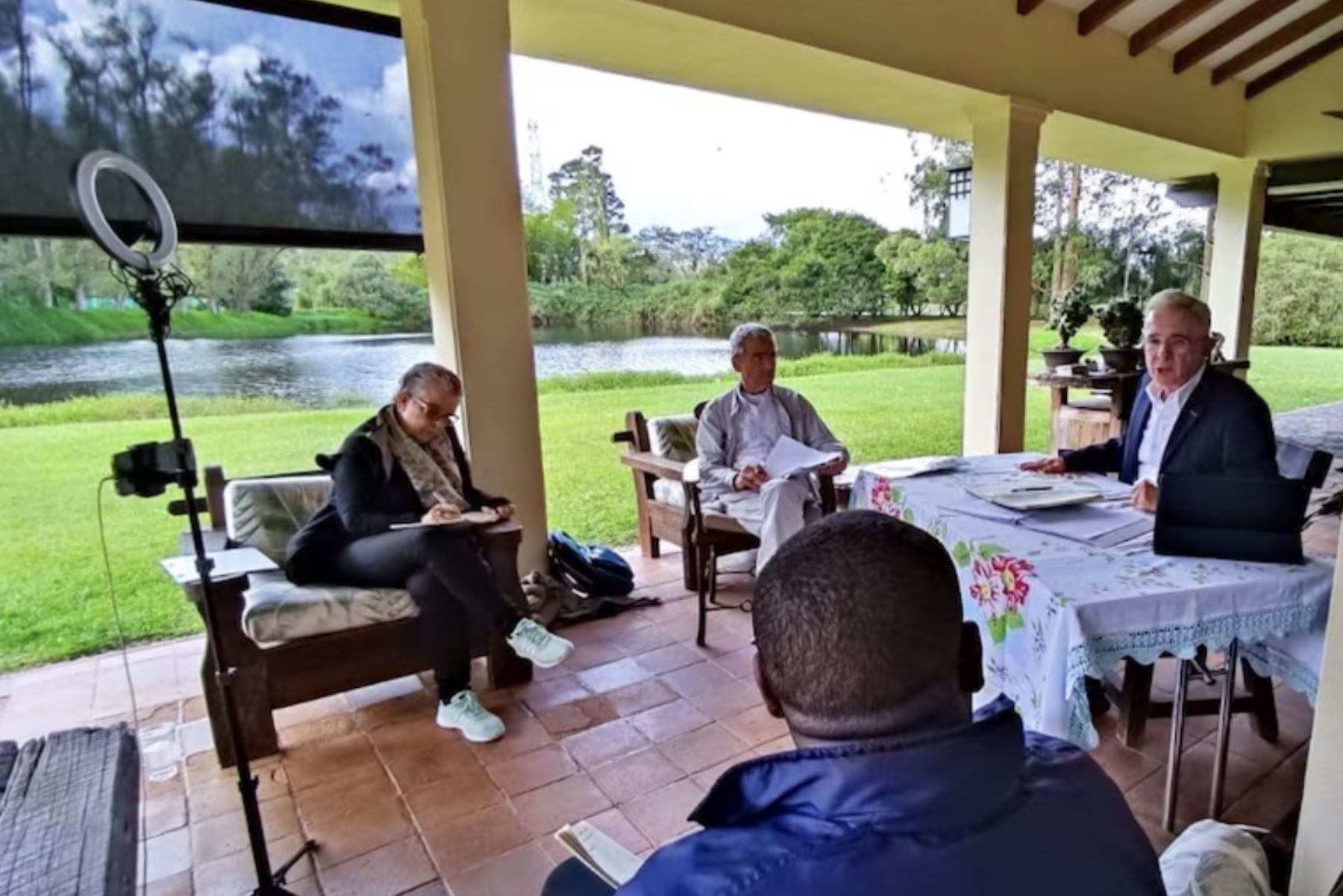 En la finca de Rionegro, Álvaro Uribe seguía recibiendo a su círculo cercano en la política e incluso a deportistas destacados. Foto: ANDINA/Difusión